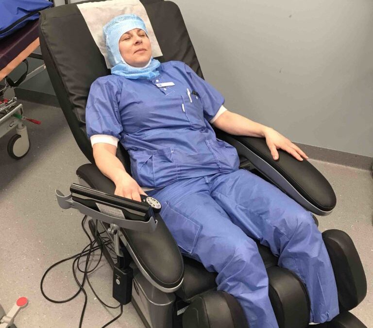 Vi stöttar intensivvårdsavdelningarna på Södersjukhuset och St. Görans sjukhus i Stockholm  med massagefåtöljer