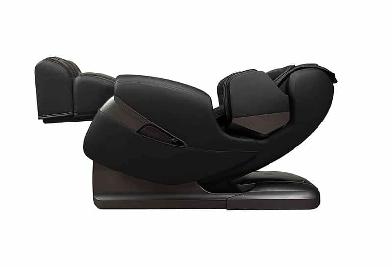 Massagestol Santé Hoshi 3D i svart färg, sedd från sidan i zero gravity läge med fokus på fotstöd och säte.